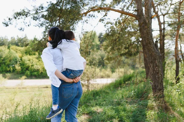 Jovem Mãe Feliz Está Brincando Com Seu Bebê Parque Gramado — Fotografia de Stock