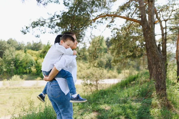 Mãe Tímida Filho Bonito Divertindo Natureza Feliz Conceito Família Cena — Fotografia de Stock