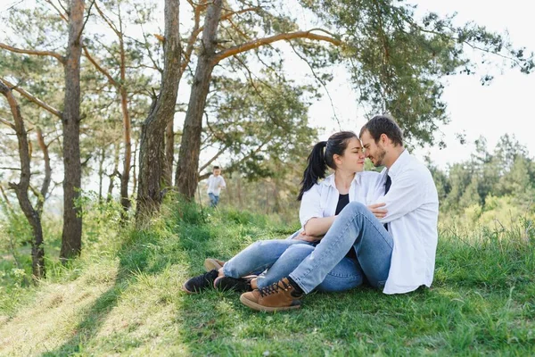 Lycklig Familj Mamma Pappa Och Son Lycklig Naturen Tillbringa Tid — Stockfoto