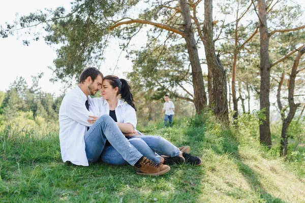 Família Feliz Mãe Pai Filho Feliz Natureza Passar Tempo Juntos — Fotografia de Stock