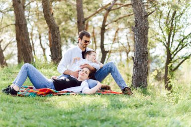Mutlu aile babası anne ve oğlu eğleniyor ve oynuyorlar.