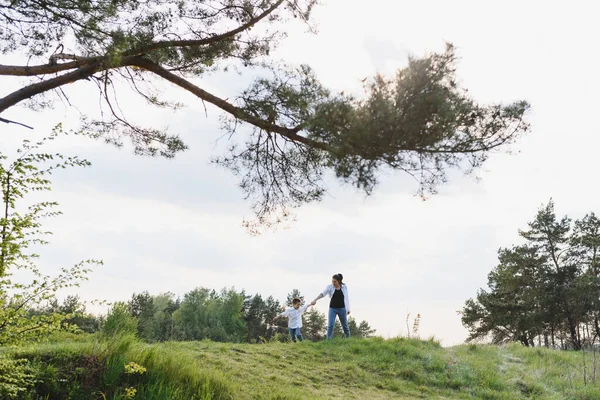 Feliz Joven Madre Está Jugando Con Bebé Parque Césped Verde — Foto de Stock