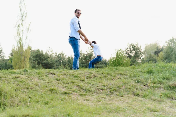 Papá Guapo Con Pequeño Hijo Lindo Divierten Juegan Césped Verde — Foto de Stock