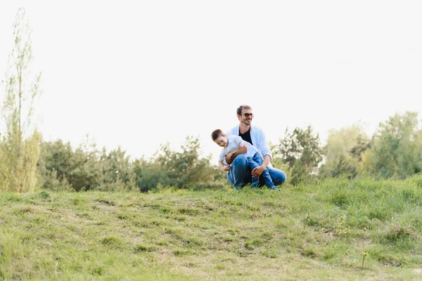 Feliz Tiempo Con Papá Concepto Diversión Familiar Hombre Barbudo Lindo — Foto de Stock