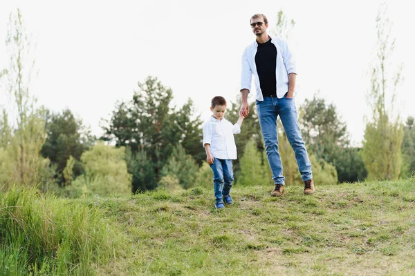 Bonito Pai Com Seu Pequeno Filho Bonito Estão Divertindo Jogando — Fotografia de Stock