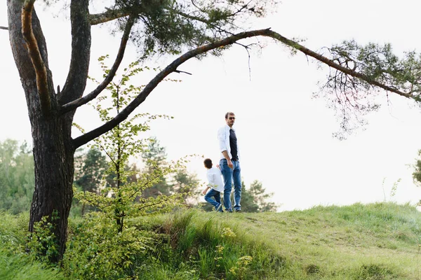 Padre Hijo Divierten Juntos Naturaleza Padre Hijo Jugando Gente Divierte — Foto de Stock