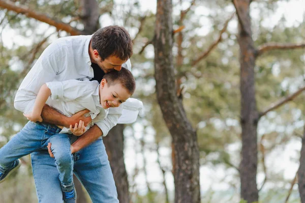 Pai Filho Divertir Juntos Natureza Pai Filho Brincando Pessoas Divertir — Fotografia de Stock