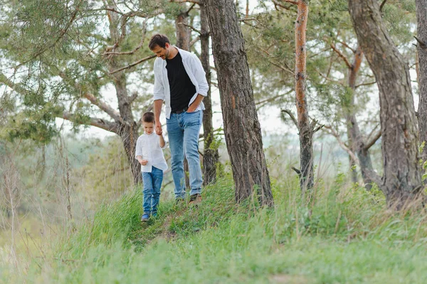 Père Fils Amusent Ensemble Dans Nature Père Fils Jouent Les — Photo