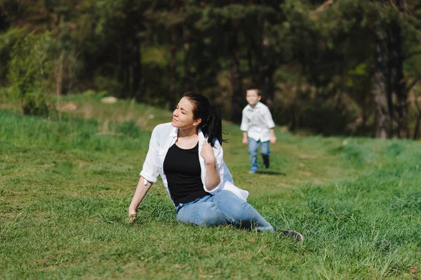 Madre Astuta Hijo Guapo Divirtiéndose Naturaleza Concepto Familiar Feliz Belleza —  Fotos de Stock