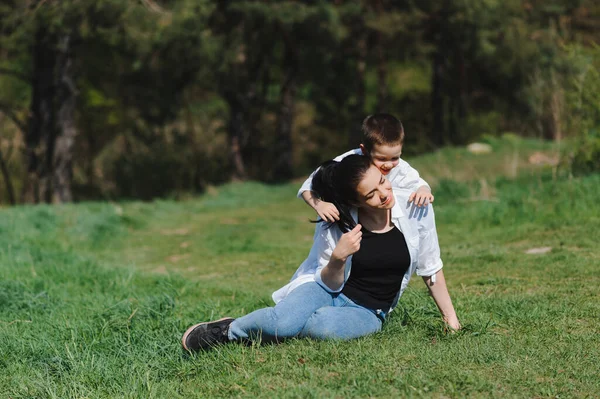 Lycklig Familj Mor Med Son Barn Leker Kul Tillsammans Gräset — Stockfoto