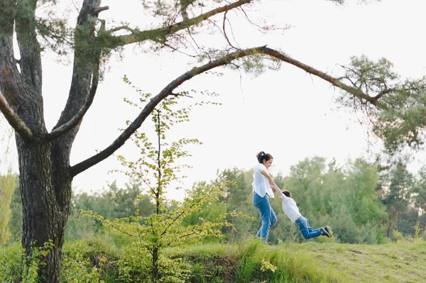 Feliz Joven Madre Está Jugando Con Bebé Parque Césped Verde —  Fotos de Stock