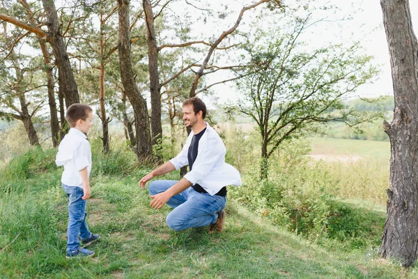 Baba Oğul Doğada Birlikte Eğleniyorlar Baba Oğul Oynuyor Nsanlar Dışarıda — Stok fotoğraf