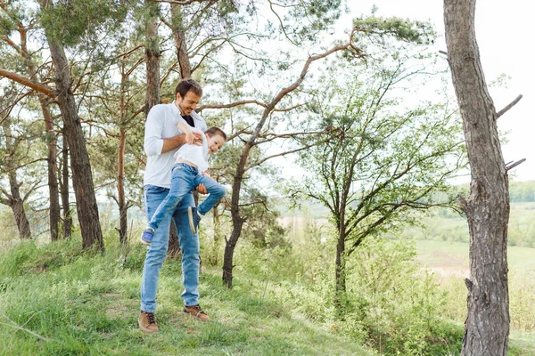 Stilig Pappa Med Sin Lilla Söta Son Har Roligt Och — Stockfoto