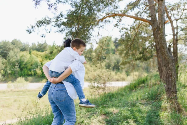 Joyeux Famille Mère Avec Fils Enfant Jouant Amuser Ensemble Sur — Photo