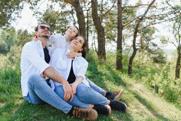 Mutlu Bir Genç Aile Yaz Günü Dışarıda Yeşil Çimlerin Üzerinde — Stok fotoğraf