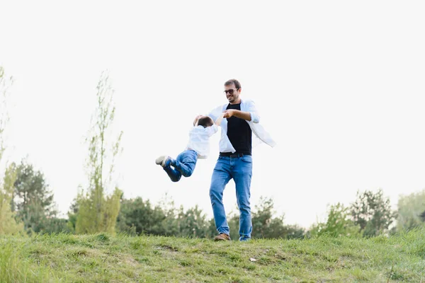 Bonito Pai Com Seu Pequeno Filho Bonito Estão Divertindo Jogando — Fotografia de Stock