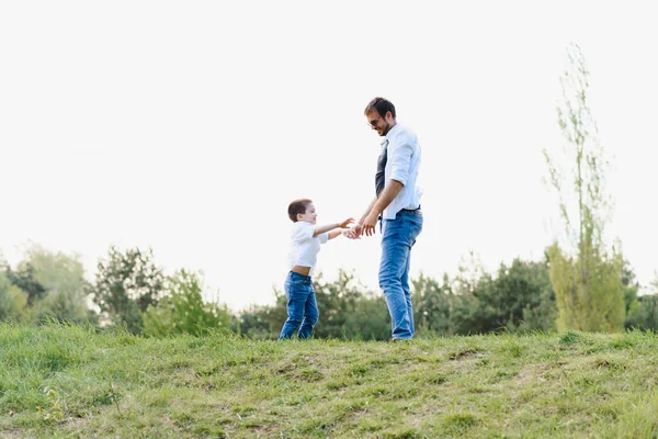 和父亲在一起很开心家庭乐趣的概念 长胡子的男人和可爱的儿子小孩笑了 春天和父亲一起散步 — 图库照片