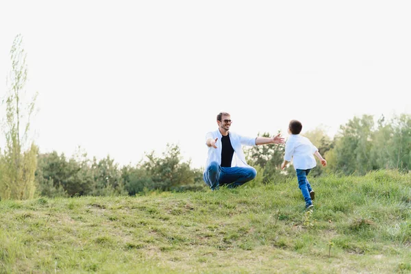 Papá Guapo Con Pequeño Hijo Lindo Divierten Juegan Césped Verde — Foto de Stock