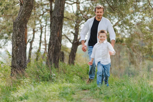 Pai Filho Divertir Juntos Natureza Pai Filho Brincando Pessoas Divertir — Fotografia de Stock