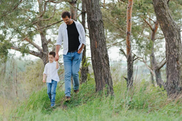 Heureux Père Petit Garçon Marchant Dans Parc Été Adoption Concept — Photo