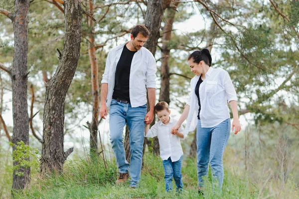 Maman Papa Fils Marchent Dans Herbe Verte Joyeux Jeune Famille — Photo