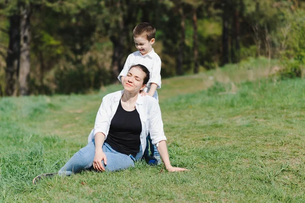 Happy Young Mother Playing Her Baby Park Green Lawn Happiness — Stock Photo, Image