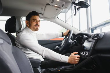 Çekici, zarif, mutlu adam iyi bir arabada.