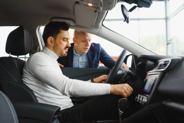 Yakışıklı sakallı işadamı araba Bayilik yeni arabada oturuyor