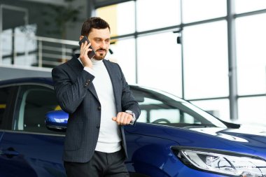 iş, araba satışı, tüketim ve insan konsepti - otomobil fuarı veya kuaför geçmişi üzerinden mutlu adam