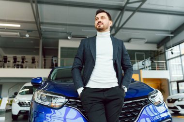 iş, araba satışı, tüketim ve insan konsepti - otomobil fuarı veya kuaför geçmişi üzerinden mutlu adam