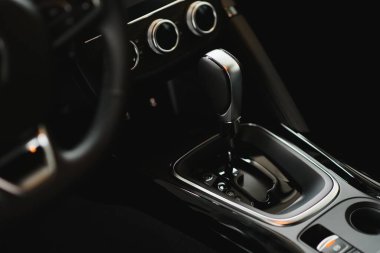 Modern araba içi (sığ DOF - seçici odak; renk tonlu resim)