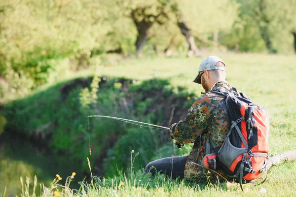 Fisher Hombre Pesca Con Caña Spinning Una Orilla Del Río — Foto de Stock