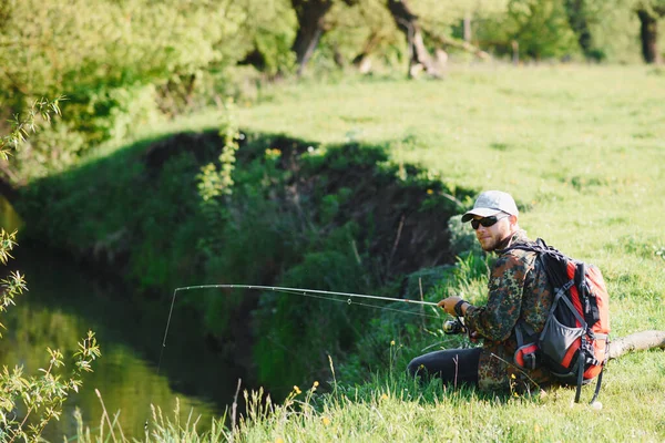 Pescador Joven Peces Cerca Del Río Concepto Actividades Aire Libre — Foto de Stock