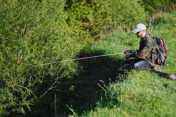 Pescador Joven Peces Cerca Del Río Concepto Actividades Aire Libre —  Fotos de Stock