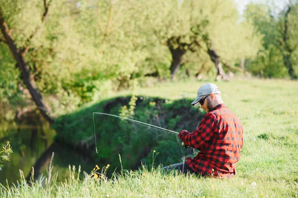 Człowiek Relaksujący Się Łowiący Ryby Nad Jeziorem Weekendy Stworzone Łowienia — Zdjęcie stockowe