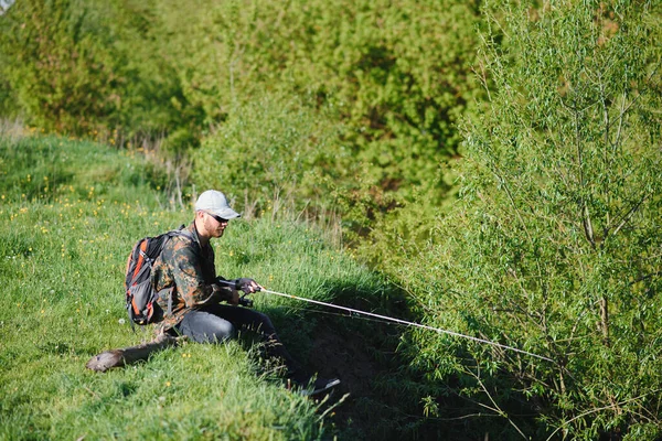 Hombre Relajante Pesca Junto Lago Fines Semana Hechos Para Pescar —  Fotos de Stock