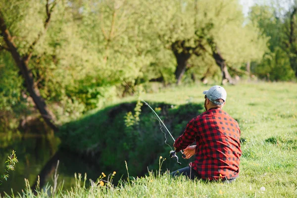 Hombre Relajante Pesca Junto Lago Fines Semana Hechos Para Pescar —  Fotos de Stock