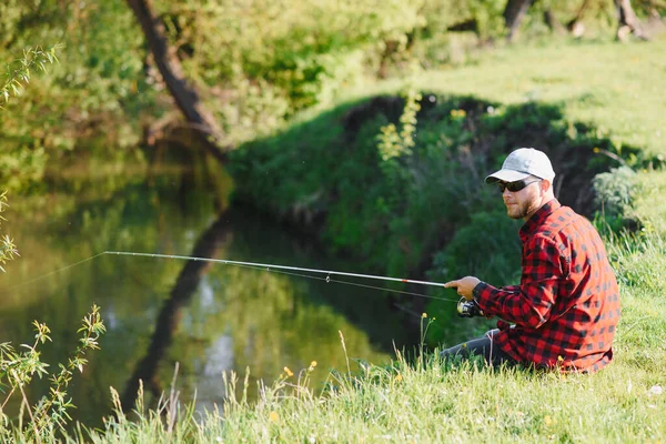 Pescador Joven Peces Cerca Del Río Concepto Actividades Aire Libre — Foto de Stock