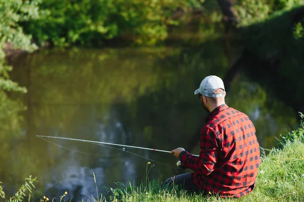 男人在湖边放松和钓鱼 周末去钓鱼 费舍尔男性嗜好巴特尔大师保持冷静 继续钓鱼 渔夫弯弯曲曲地转到河里等着大鱼 这家伙会钓鱼 — 图库照片