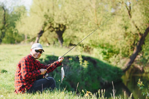 Pescador Joven Peces Cerca Del Río Concepto Actividades Aire Libre —  Fotos de Stock