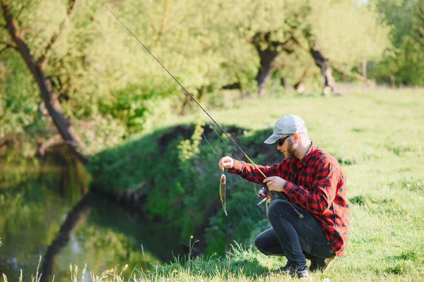 小渔夫在河边钓鱼 户外活动和捕鱼的概念 — 图库照片