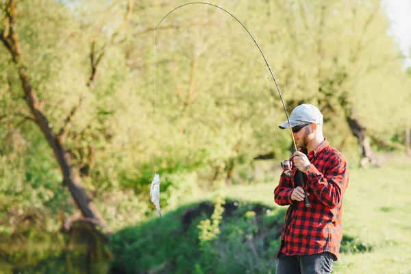 Pescatore Pesca Uomo Con Canna Spinning Una Riva Del Fiume — Foto Stock