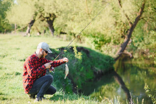 Pescador Junto Río Con Una Captura Peces Hombre Pescador Sostiene —  Fotos de Stock