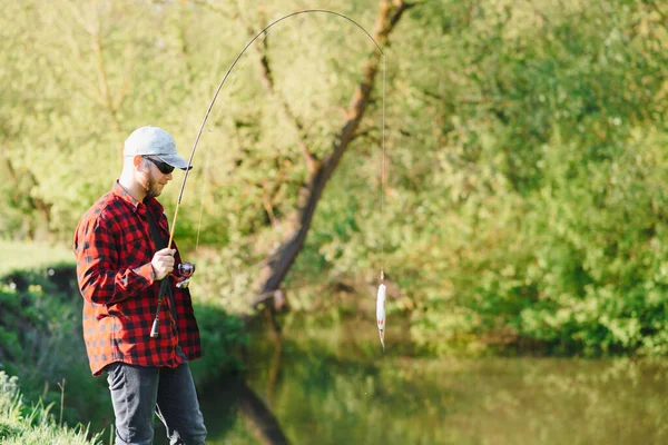 Fiskare Man Fiske Med Spinnspö Flod Bank Spinnfiske Bytesfiske — Stockfoto