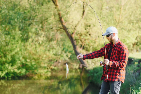 Uomo Rilassante Pesca Riva Lago Weekend Fatti Pesca Fisher Hobby — Foto Stock