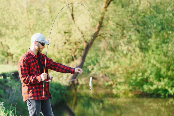 Pescador Junto Río Con Una Captura Peces Hombre Pescador Sostiene —  Fotos de Stock