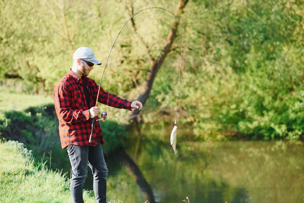 Pescador Joven Peces Cerca Del Río Concepto Actividades Aire Libre — Foto de Stock