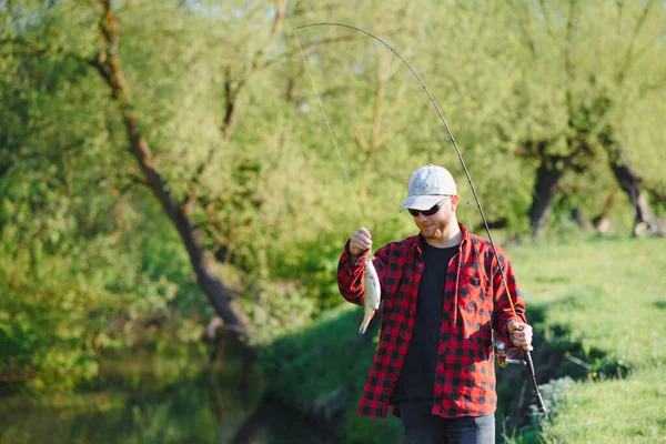 Visser Bij Rivier Met Een Vangst Van Vis Man Visser — Stockfoto