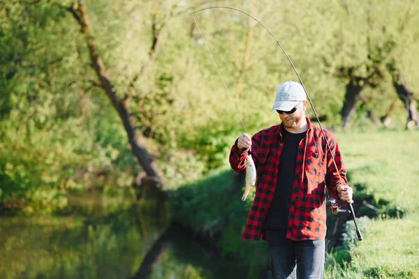 Homem Relaxante Pesca Beira Lago Fins Semana Feitos Para Pescar — Fotografia de Stock