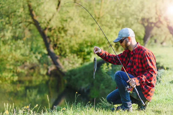 Uomo Rilassante Pesca Riva Lago Weekend Fatti Pesca Fisher Hobby — Foto Stock